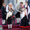 Kronprinsfamilien hilser barnetoget utenfor Skaugum. Foto: Audun Braastad / NTB scanpix